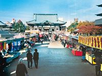 施設の近くのエリアには、お寺がありイベントも行われている。露店が立ち並び、昔ならではの風情を楽しめる。