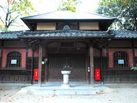 施設の近くにはお寺があり、初詣などが行える。
