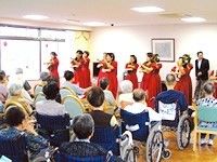 共有スペースでは、赤いドレスを着用した複数人の女性が楽器を演奏している。多彩なイベントやレクリエーションが行われている。