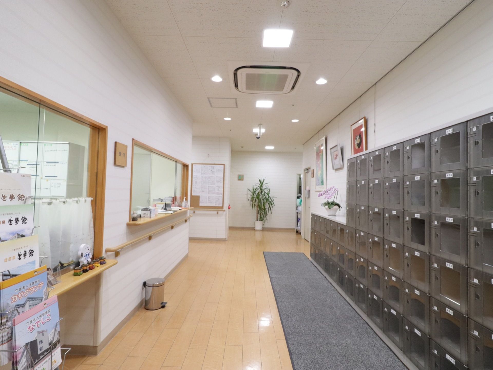 エントランスの左側には事務所の窓口、右側には靴箱があり、その下には滑り止め用の長いマットが敷かれている。