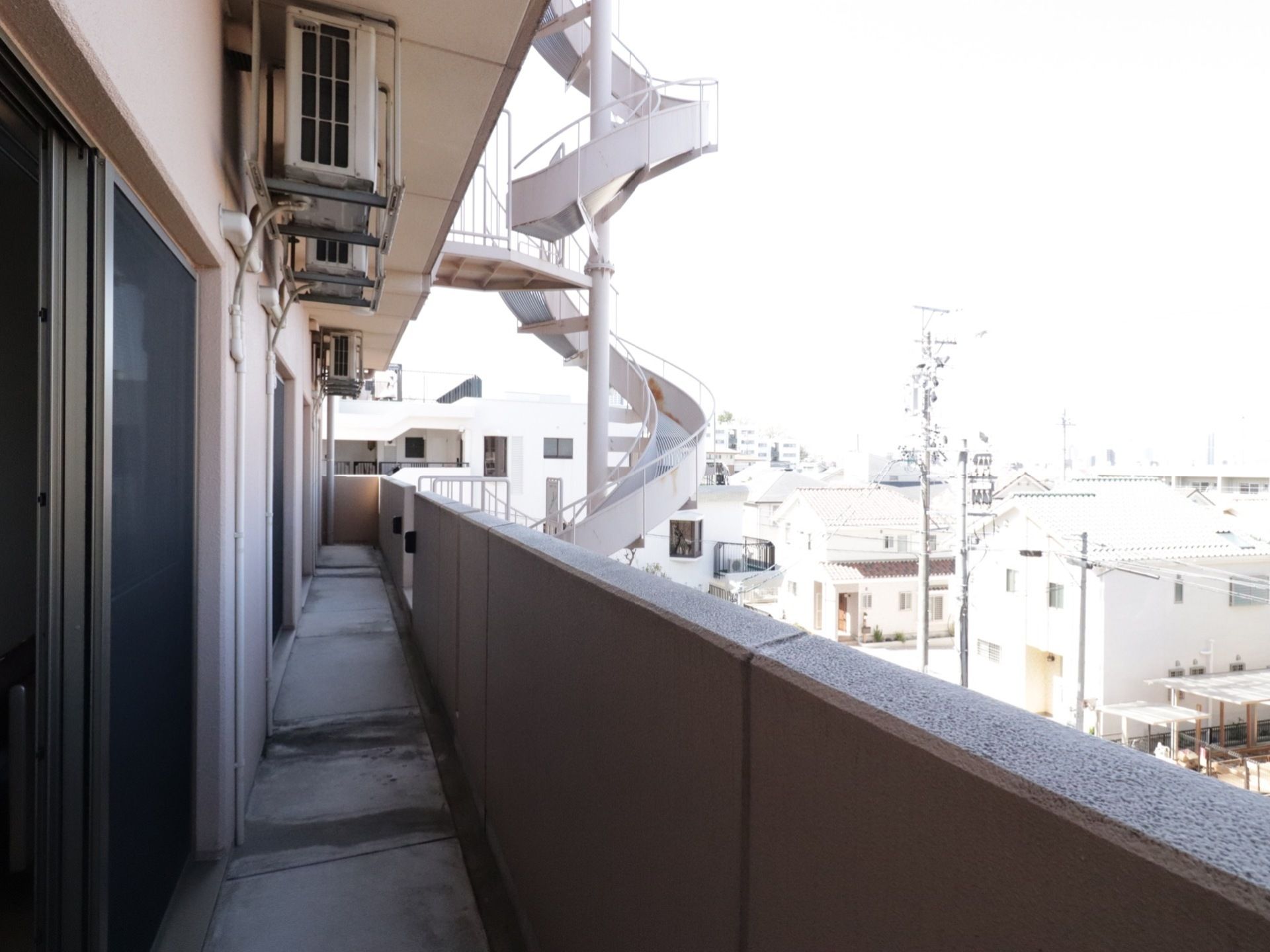 居室から直接出られるベランダは仕切りがなく横に繋がっており、入居者様同士のコミュニケーションの場ともなっている。