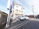静かな住宅街の交差点