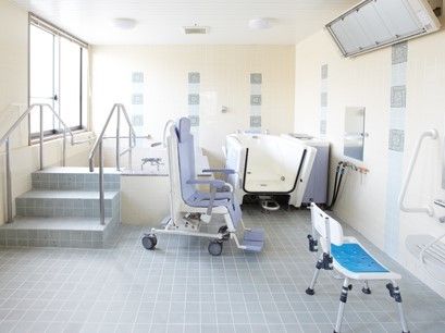 機械浴が完備され、介護度が高い人にも対応しているタイル張りの浴室には個浴もある。