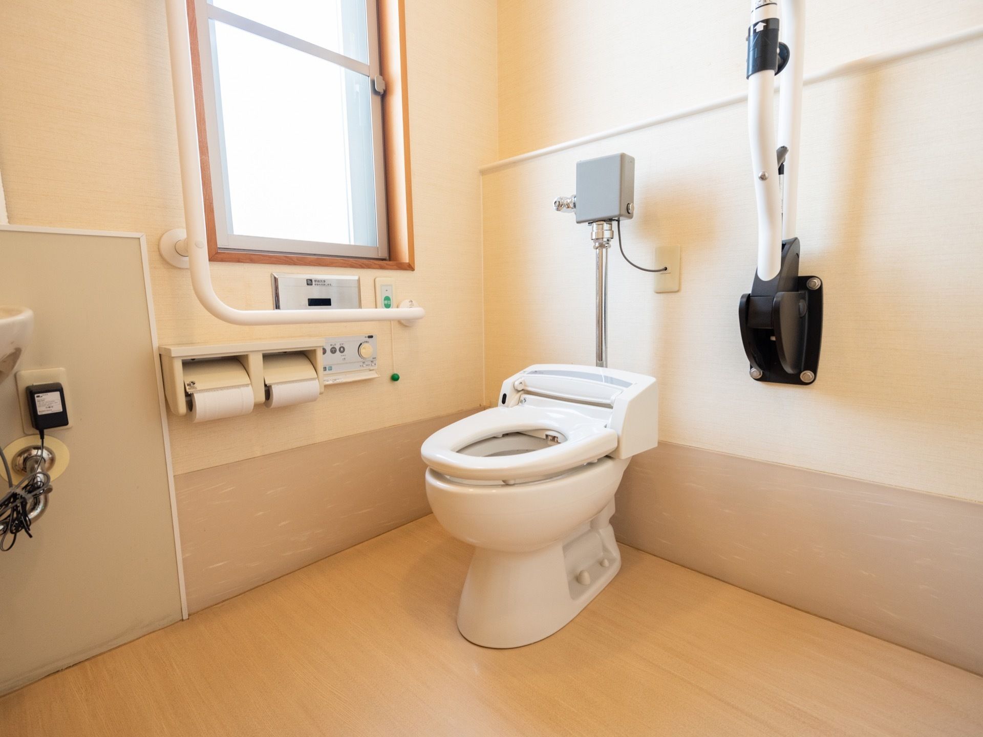 トイレには、換気窓や温水洗浄便座が設置されている。壁には、L字型手すりや可動式手すりが取り付けられている。