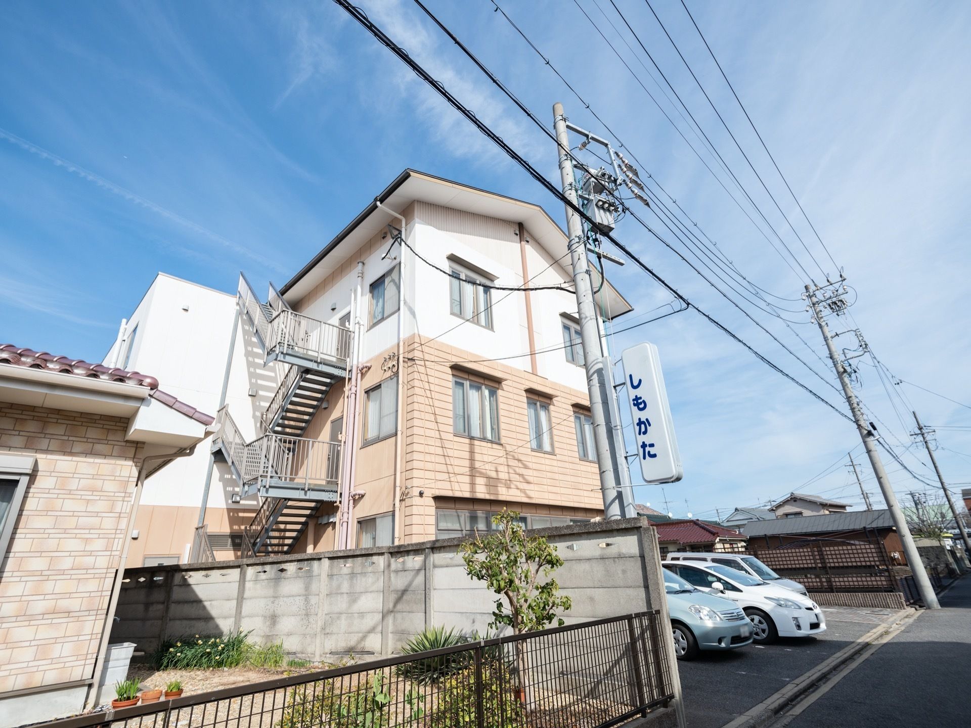 駐車場や非常階段を完備した3階建ての施設である。閑静な住宅街に立地し、電柱に施設看板が設置されている。