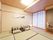 居室の和室。畳が敷かれた部屋には商事が付き、花も生けられている。