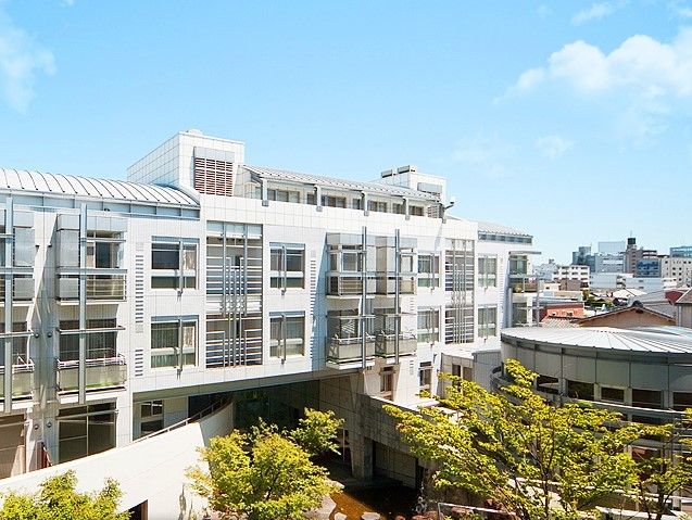 鉄筋コンクリート造のどっしりとした建物は白を基調とし、敷地内には広い庭園もある。