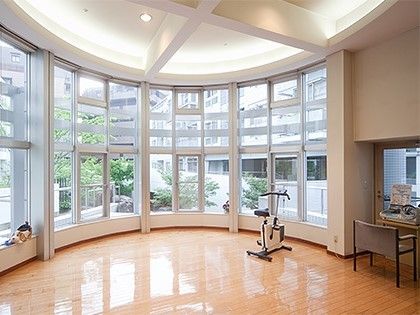 サイクリングマシンが一台置かれたスペース。壁一面が窓となっていて、外の景色を見ることができる。