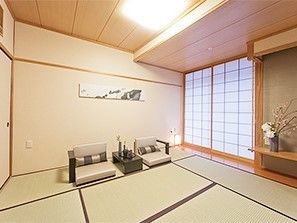 畳敷きの本格的な和室には花が生けられ、座椅子なども置かれている。