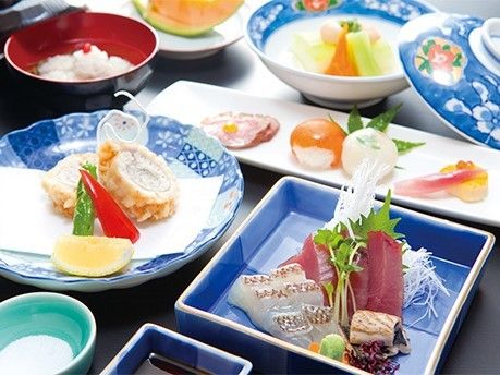 刺身やてんぷら、煮物などがキレイに盛られた器が並んでいる。
