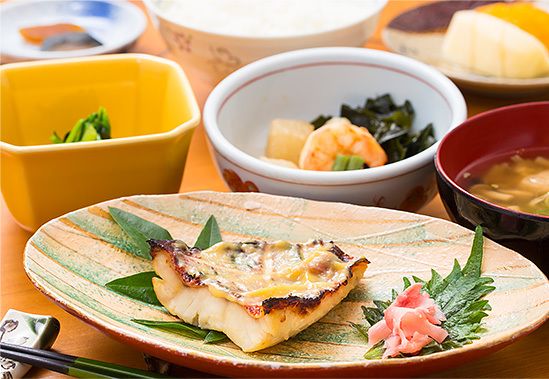 焼き魚やほうれん草のおひたし、味噌汁がセットになったメニュー