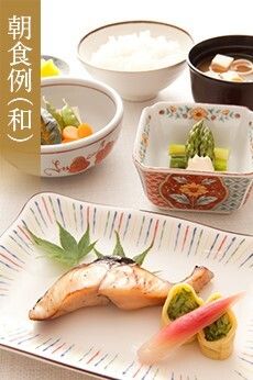 焼き魚とたまご焼き、ご飯と味噌汁がセットになった和食