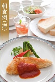 パンとサラダとデザートが付いた洋食
