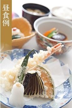 天ぷらの盛り合わせと野菜の煮物のセット