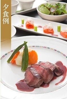野菜を添えたローストビーフとサラダのセット