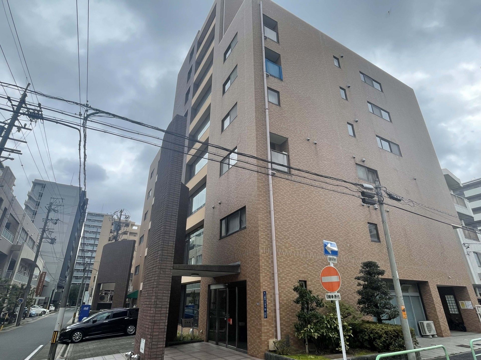 駐車場のある建物外観