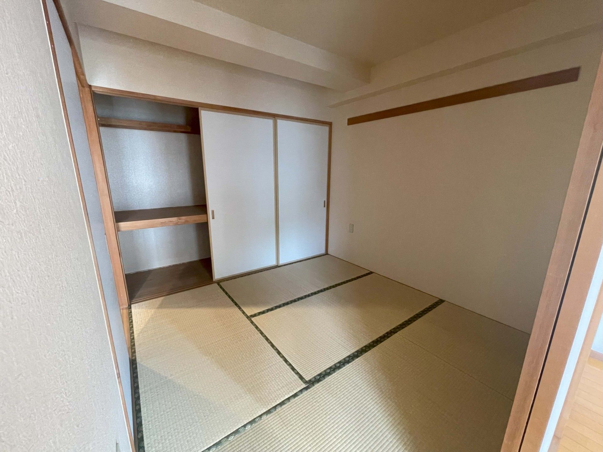大きな押し入れのある畳のお部屋
