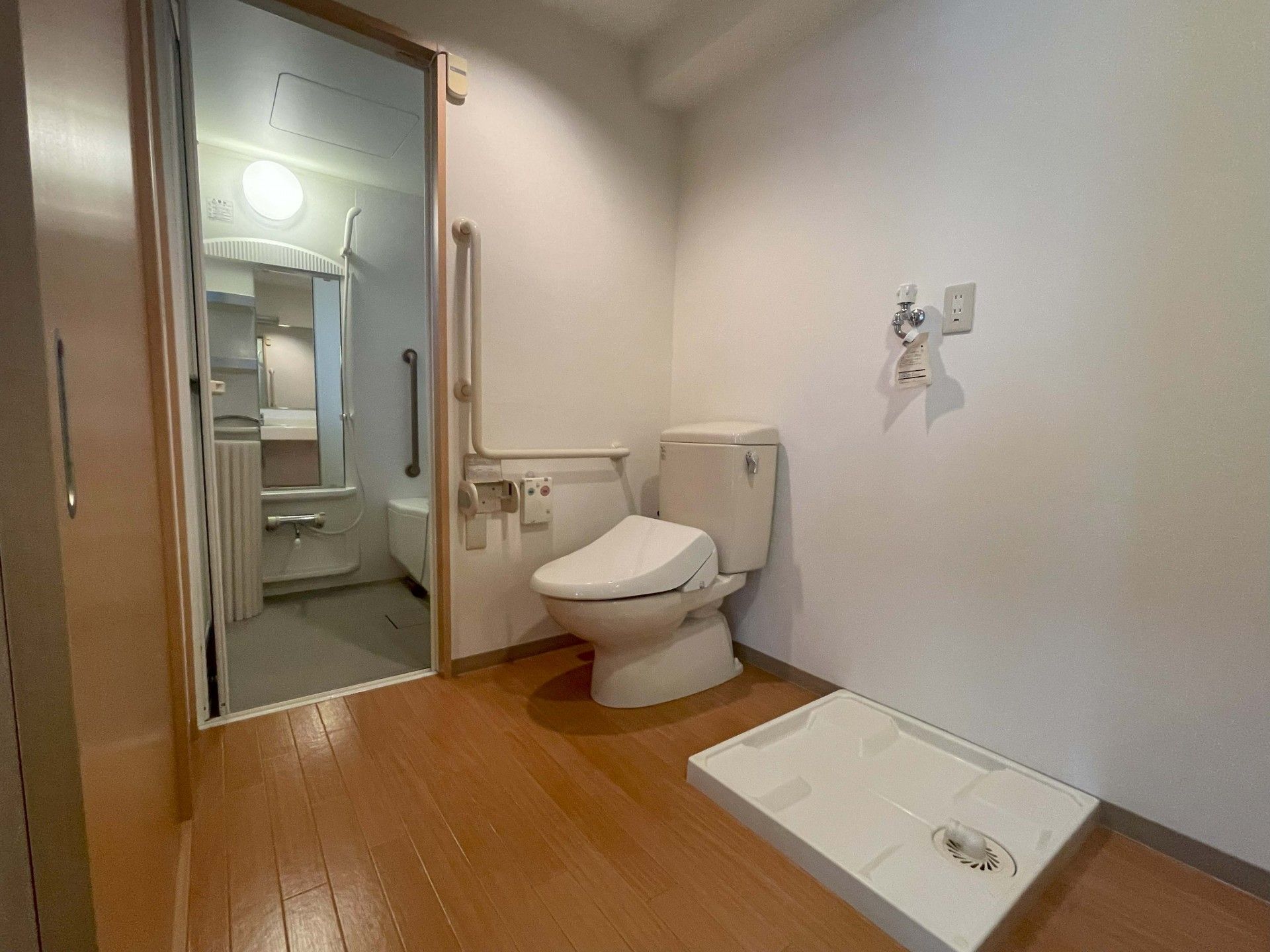 お風呂前入り口のトイレと洗濯機置場