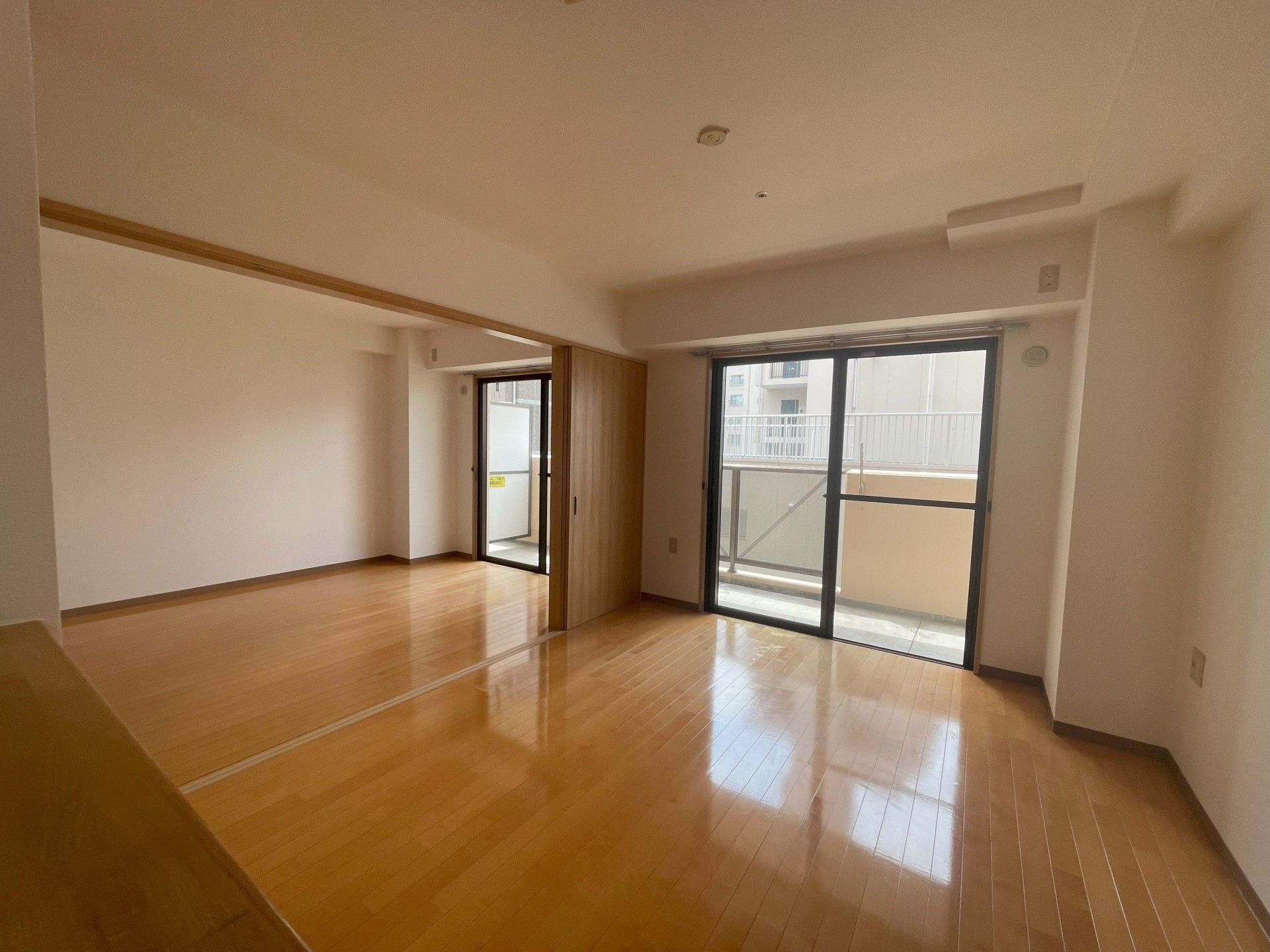 戸で仕切りのあるお部屋
