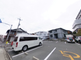 街角に立つ介護施設の全景