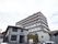施設は高台に建っており、６階建ての建物である。ベランダがあり、外の風を感じながら気分転換をすることができる。