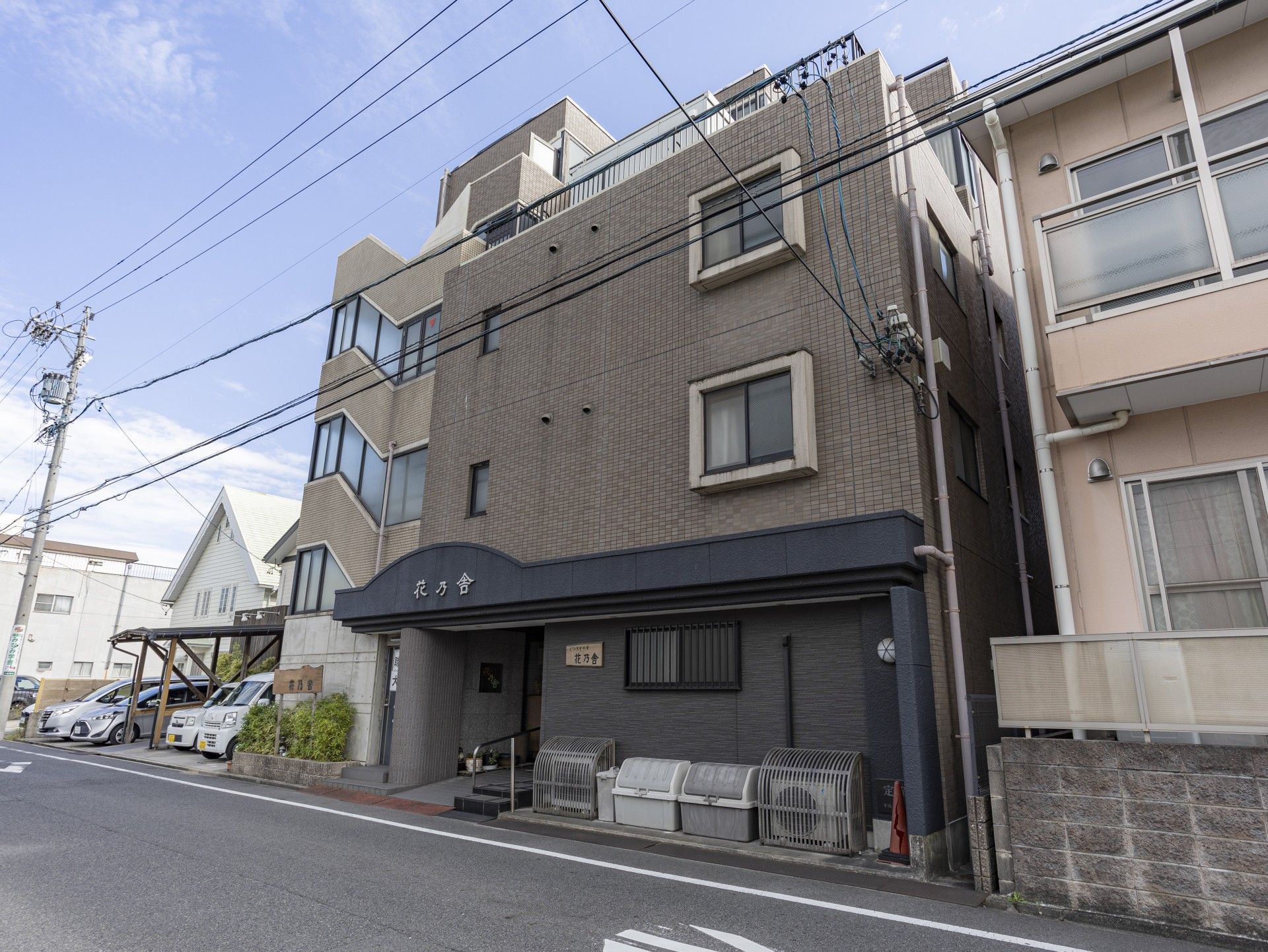 落ち着いた外観の建物