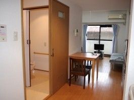 建具にスライドドアを採用した、フローリング敷きの居室