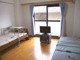 窓際にテレビを置き、それを挟むようにベッドを２つ設置した部屋