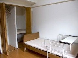居室にあるクローゼットは２列になっており、１方には服をかけることが、もう１方には荷物を片付けることができる。