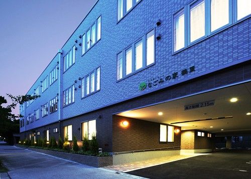 夕暮れ時の建物外観