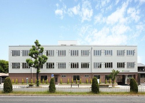 明るく広々とした建物外観