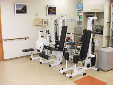 高齢者用トレーニング機器の様子。足腰を鍛えるためのトレーニング機器