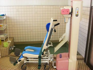 いすに腰掛けた状態で利用できる介護浴槽の様子。汎用性の高い介護設備
