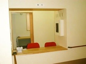 入り口付近にあるスタッフステーションの様子。椅子やロッカーが並んでいる