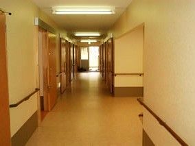 手すりが取り付けられている廊下の様子。オールバリアフリーのゆか