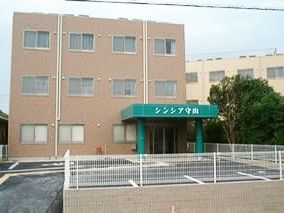 鉄骨造の建物の写真。天気が良い日にシンシア守山を写した外観写真