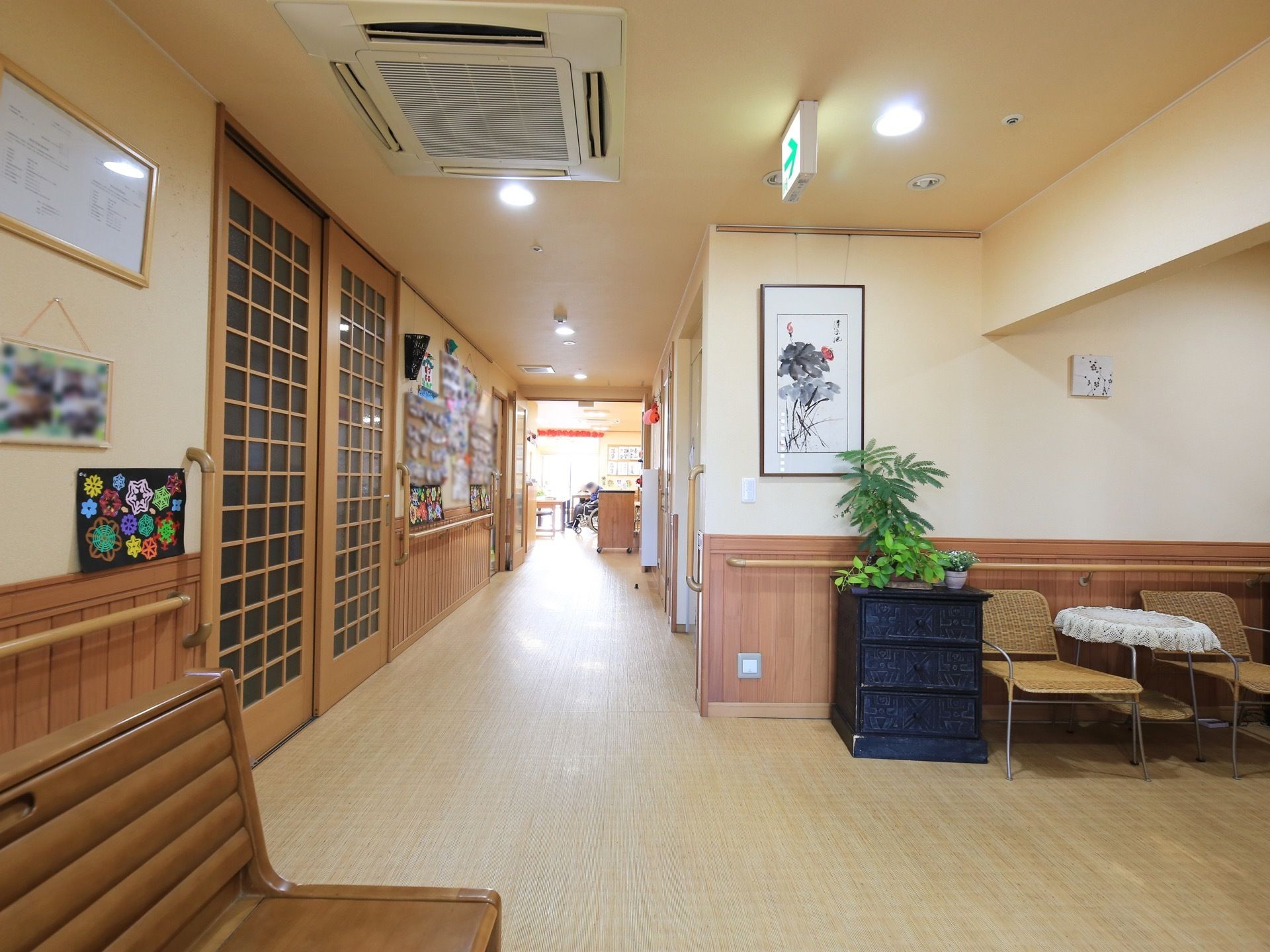 手すりが多く設置された、平らで真っ直ぐな通路である。椅子の用意があり、休憩スペースとしての利用もできる。