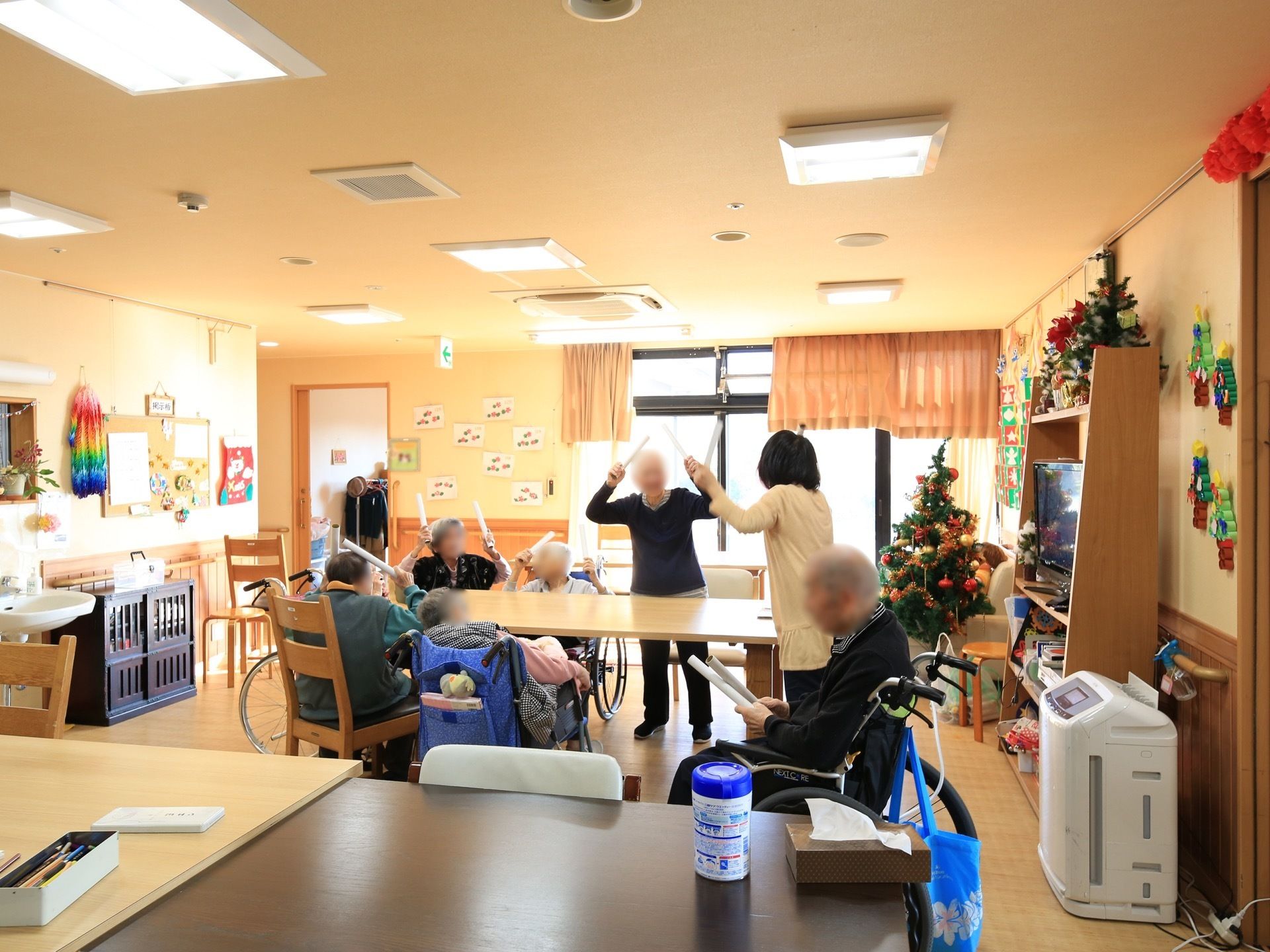 大きな窓があり、通路と繋がった造りの開放的な空間である。木のテーブルと椅子が用意され、テレビを観ることもできる。