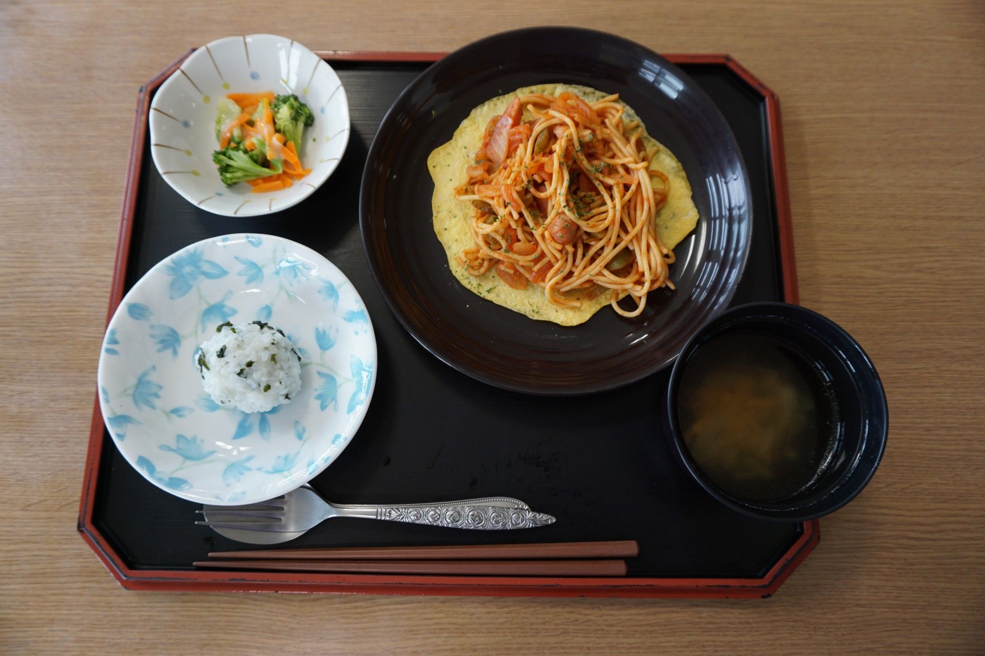 野菜の小鉢が二品、白っぽい鶏肉のような料理をメインにし、白いご飯とみそ汁、お茶が添えられている。