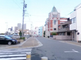 静かな街角の介護施設外観