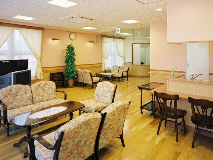 高級感のあるソファが複数組み置いてあるリビングスペース。テレビや観葉植物が置いてある