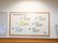 壁には色分けされた施設の案内図が掲示されている。館内はB1Fから5Fまでとなっている。案内図の下には手すりを完備。