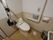 トイレの壁には手すりやトイレットペーパーフォルダーが設置されている。呼び出しボタンも用意されている。