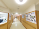 広々とした明るい廊下