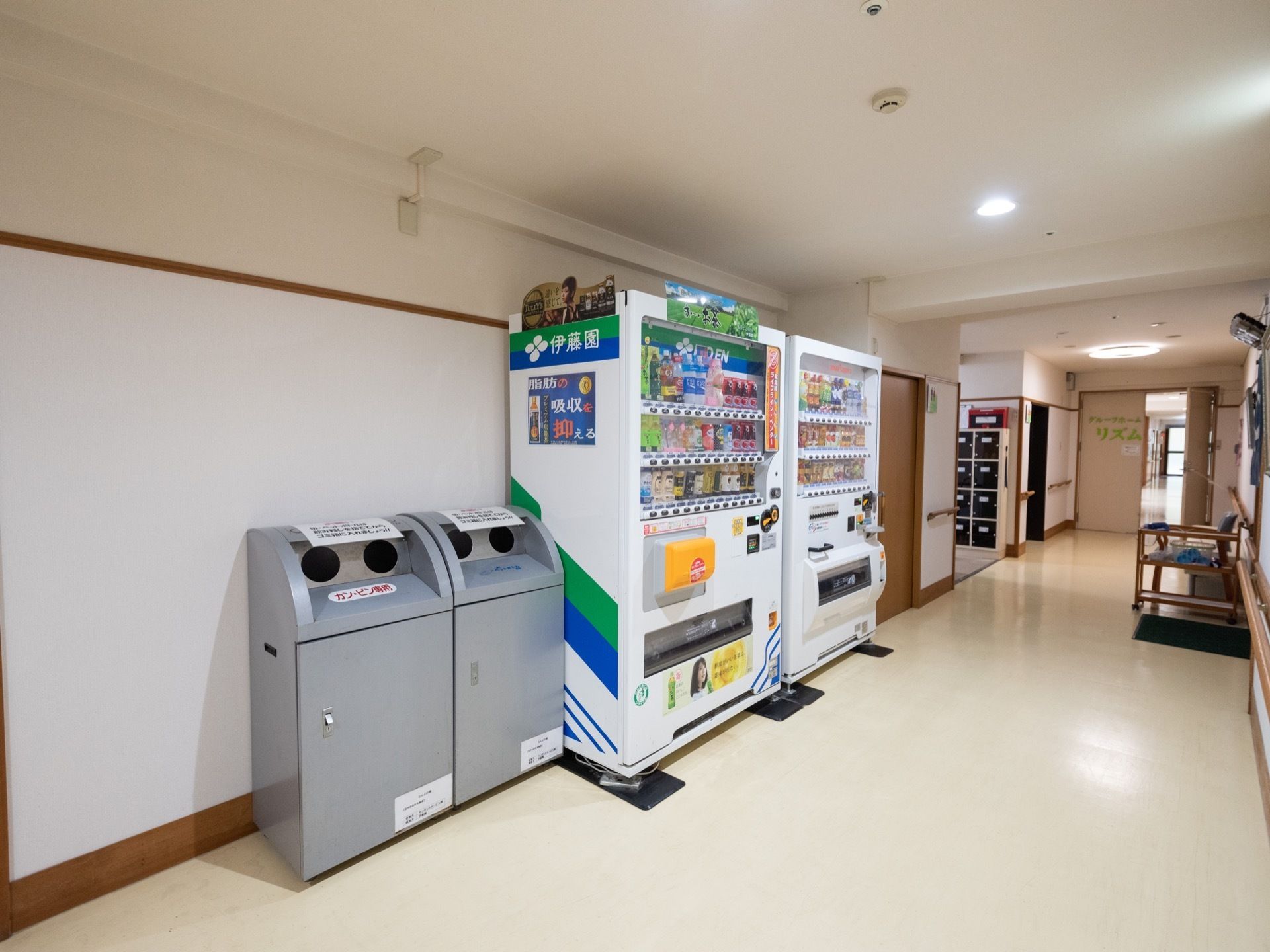 廊下の一角に自動販売機が2台設置されている。ゴミステーションも配置し、清潔に保たれている。廊下が幅広いので、圧迫感がない。