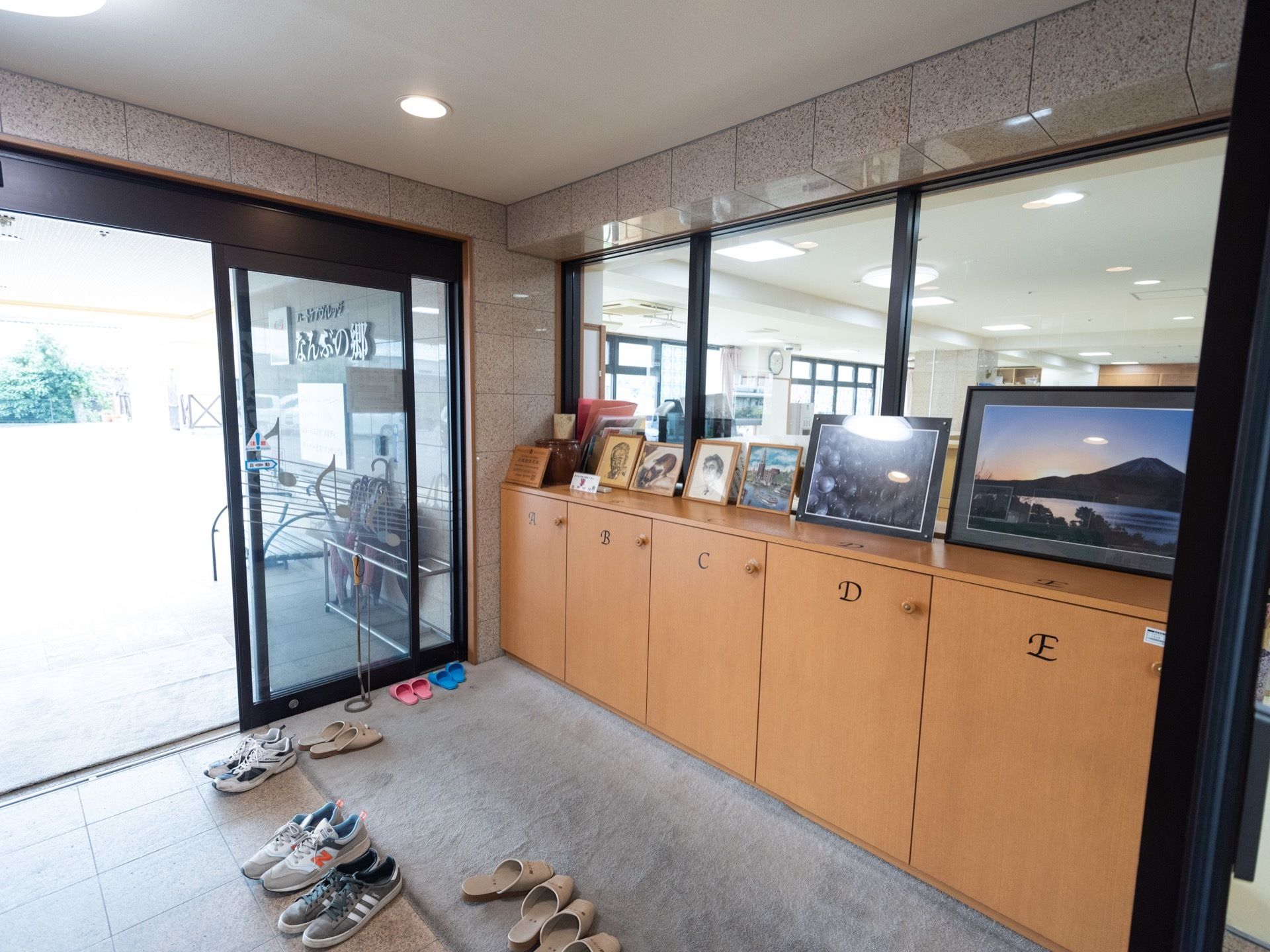 玄関の端には靴箱が設置されている。扉にはわかりやすいようにローマ字が書かれている。箱の上には、絵が飾られている。