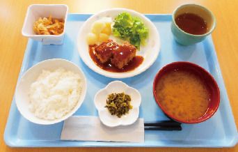 ハンバーグと切り干し大根とごはんと味噌汁のセット