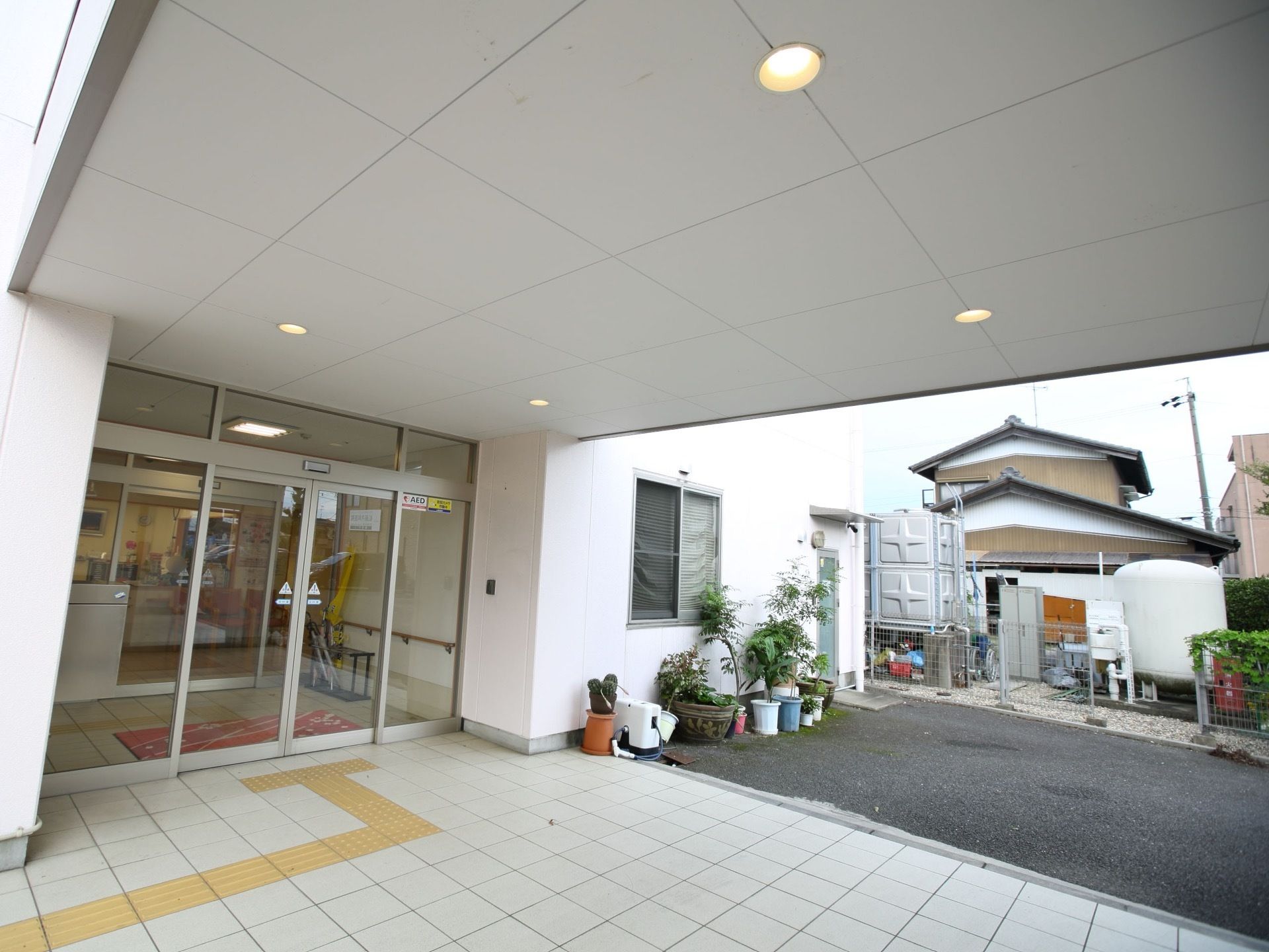 エントランスは屋根が付いていて、天井には照明も設置されている。車寄せとして使用すれば、雨の日にも濡れにくく安心である。