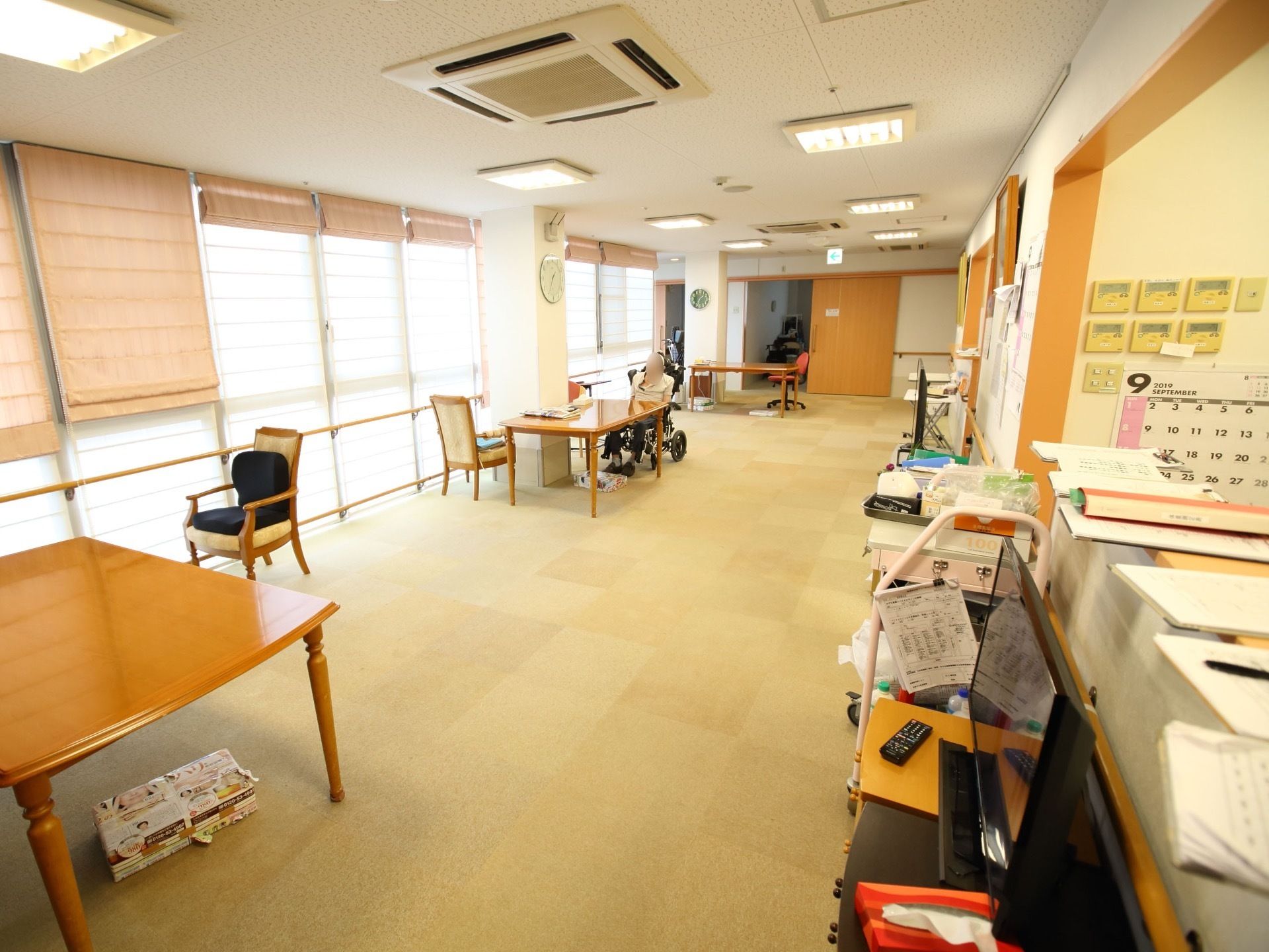 広々とした食堂は大きな窓が多数設置されている。部屋の隅には手すりが設置され、掴まりながら通行できるように配慮されている。