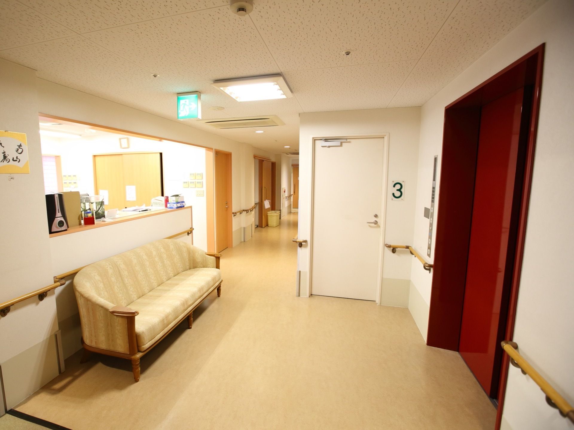 エレベーターは受付正面に設けられ、スタッフが来訪者様を確認できるようになっている。周辺は通路として、広くスペースが空けてある。